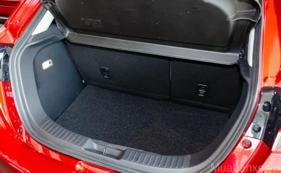 khoang hanh li xe mazda 2 tinbanxe vn