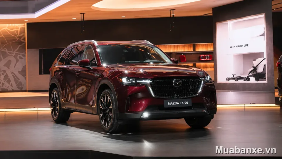 Mazda CX-90 màu đỏ 3/4 trước Mazda CX-90 màu đỏ góc 3/4 trước, thiết kế hiện đại và sang trọng.