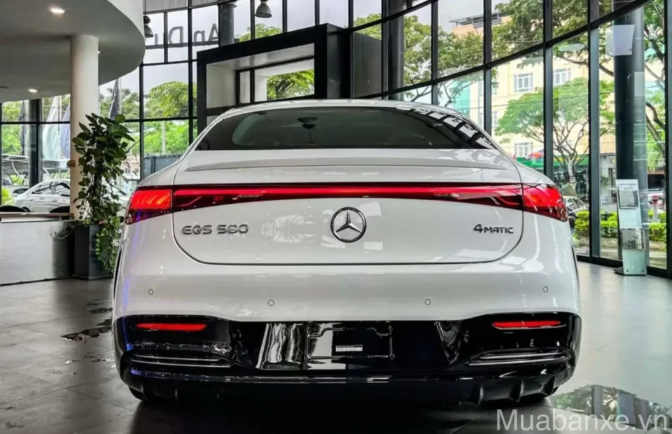 duoi xe mercedes eqs 580 tinbanxe vn