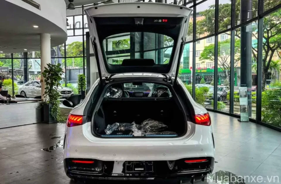 khoang hanh li tren xe mercedes eqs 580 tinbanxe vn