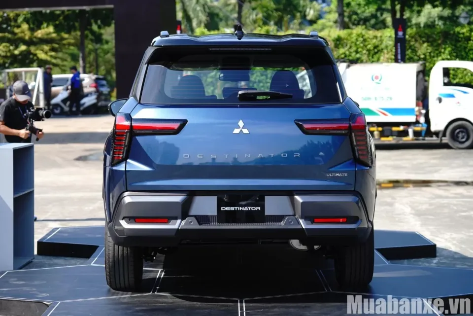 duoi xe mitsubishi destinator tinbanxe vn