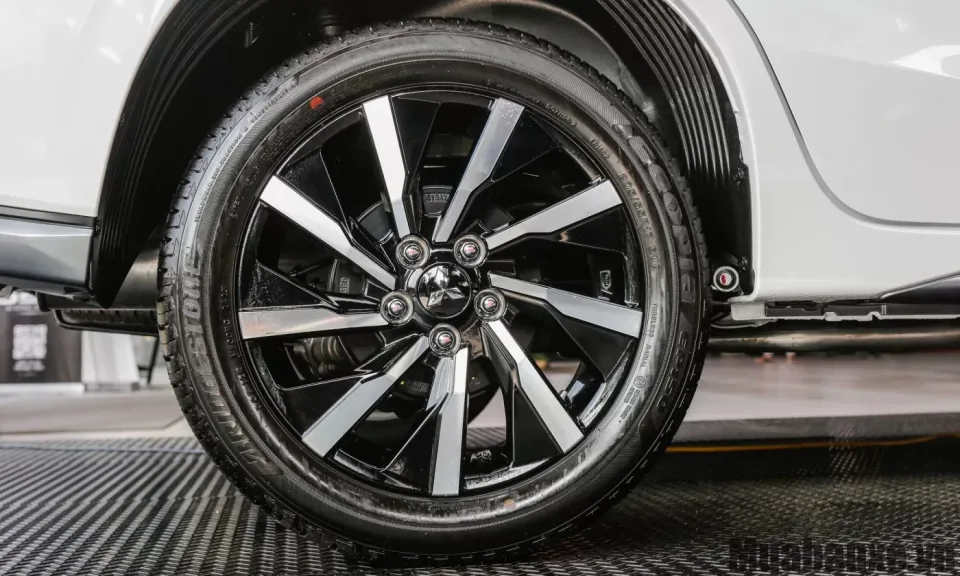 mam va lop xe mitsubishi xpander