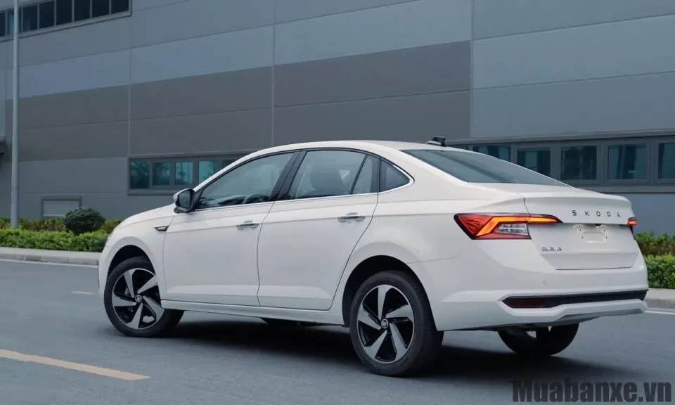 duoi xe skoda slavia
