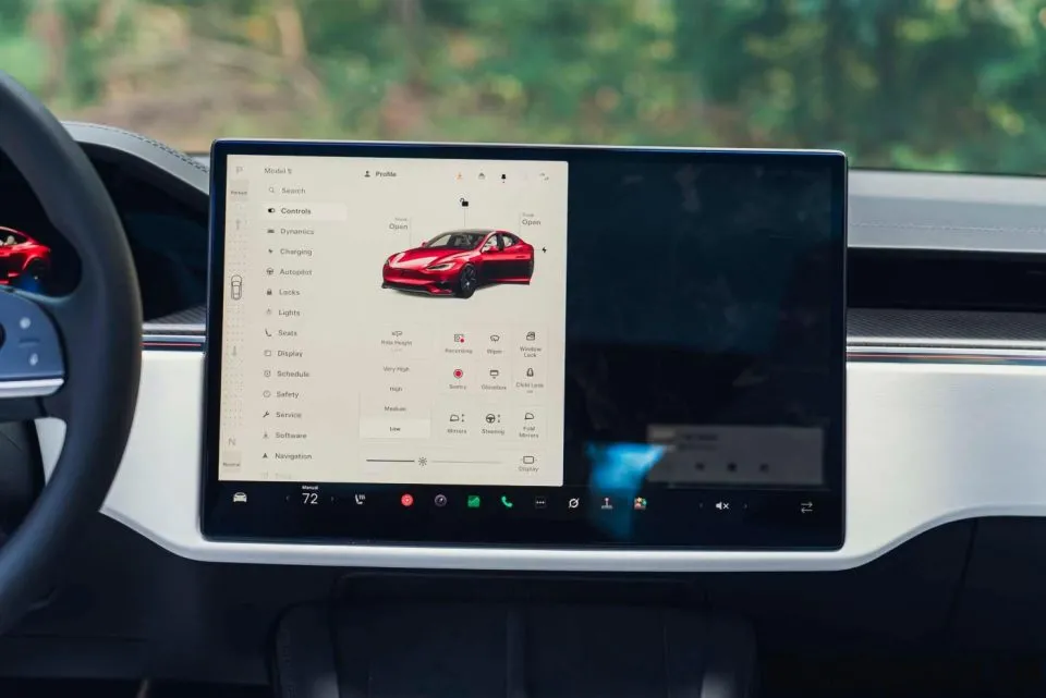 tien nghi tren xe tesla model s