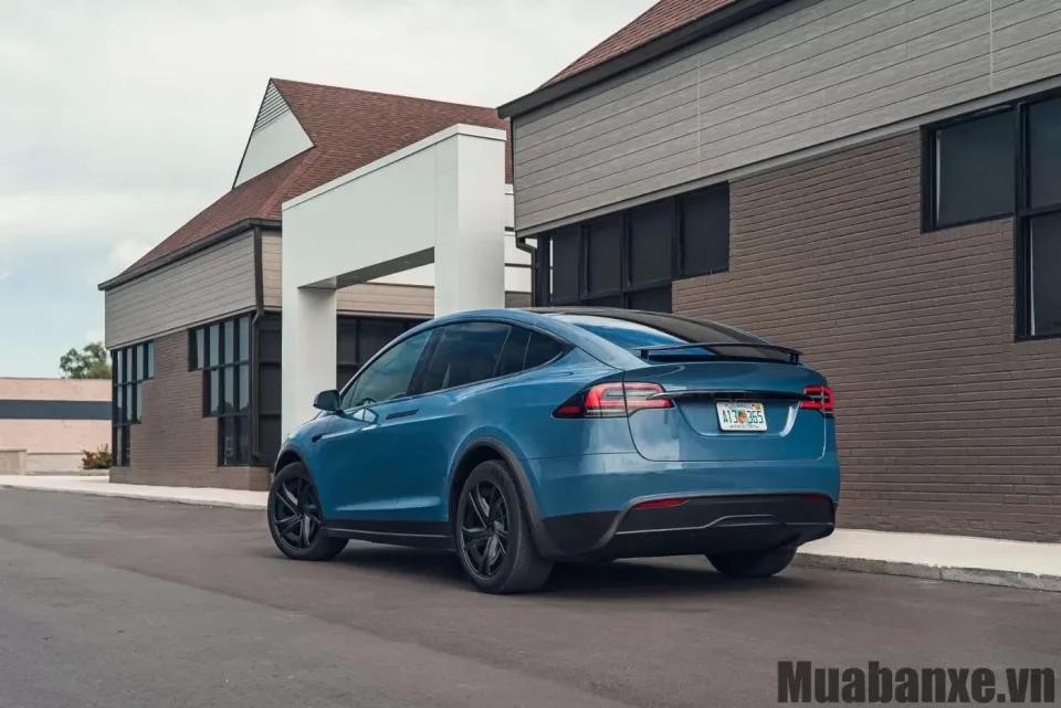 duoi xe tesla model x