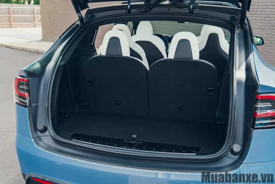 khoang hanh li tren xe tesla model x