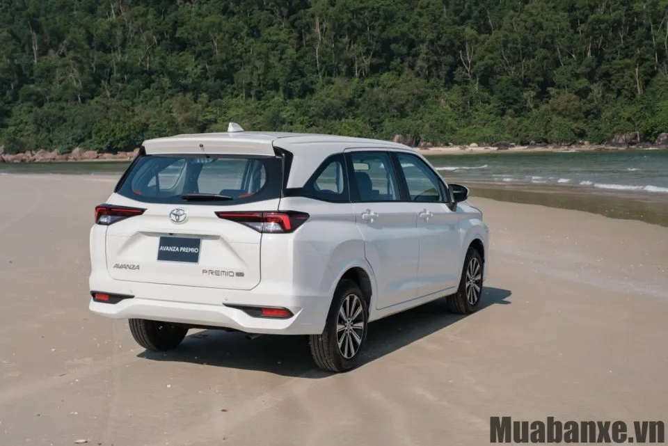 duoi xe toyota avanza