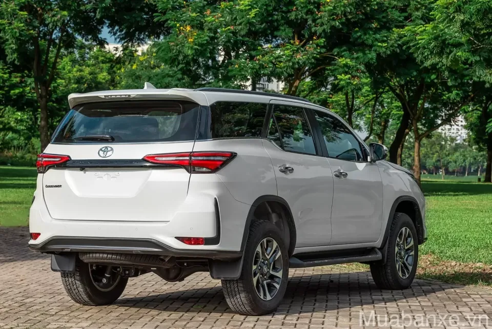 duoi xe toyota fortuner tinbanxe vn