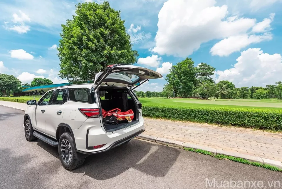 khoang hanh li tren xe toyota fortuner tinbanxe vn