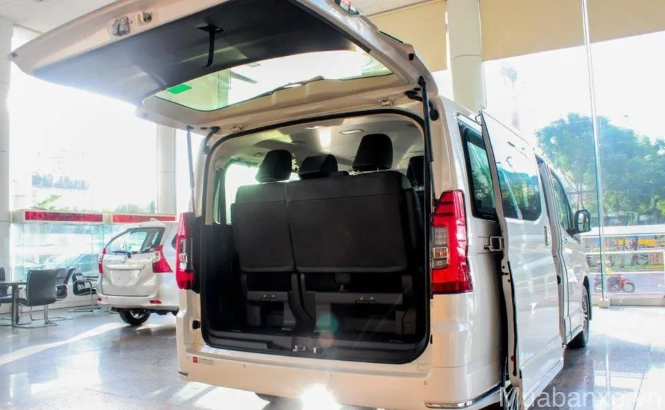 khoang hanh li tren xe toyota granvia tinbanxe vn