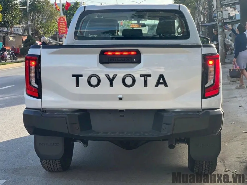 duoi xe toyota hilux