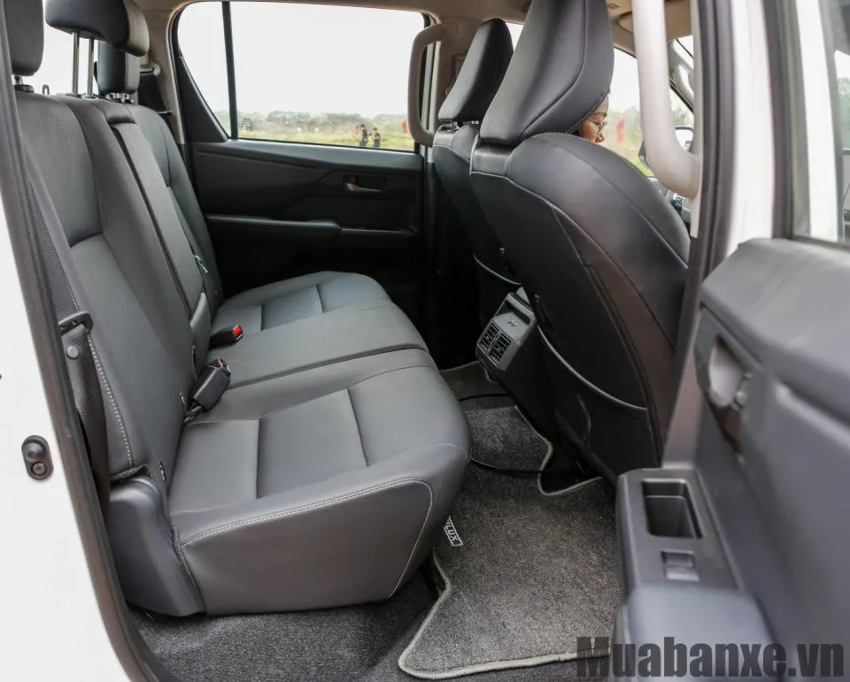 hang ghe sau tren xe toyota hilux