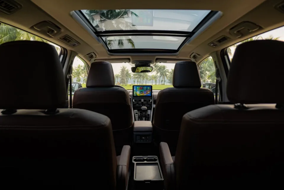 Bên trong hàng ghế innova cross