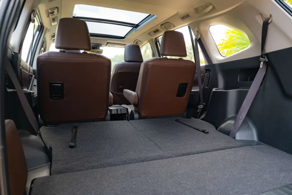 Khoang hành lý innova cross