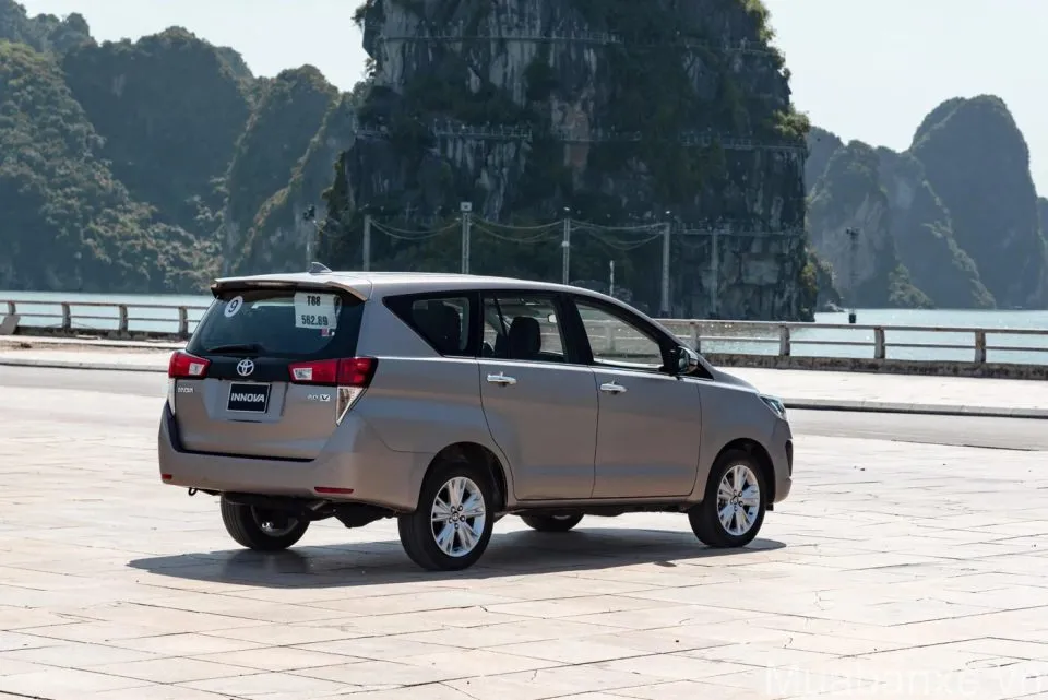 duoi xe toyota innova tinbanxe vn
