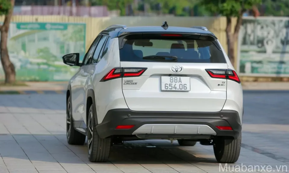 duoi xe toyota yaris cross tinbanxe vn