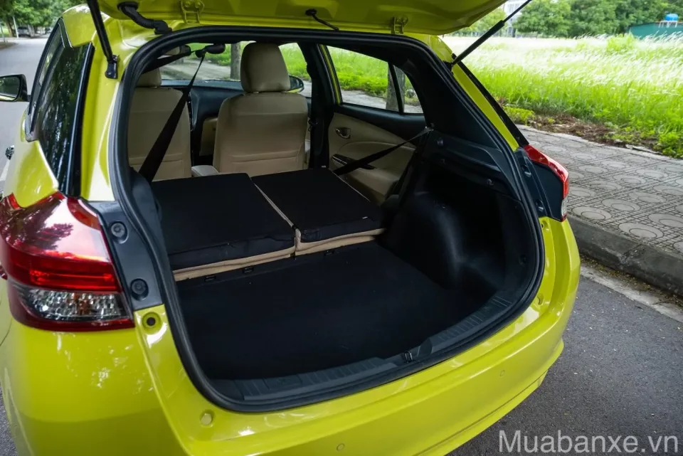 khoang hanh li tren xe toyota yaris tinbanxe vn