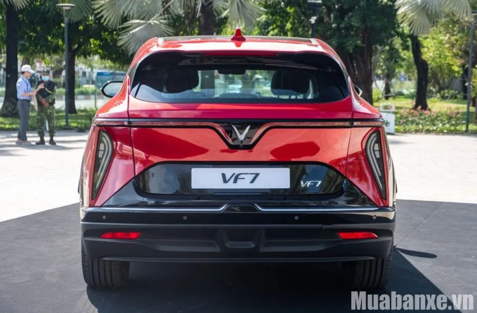 duoi xe vinfast vf7 tinbanxe vn