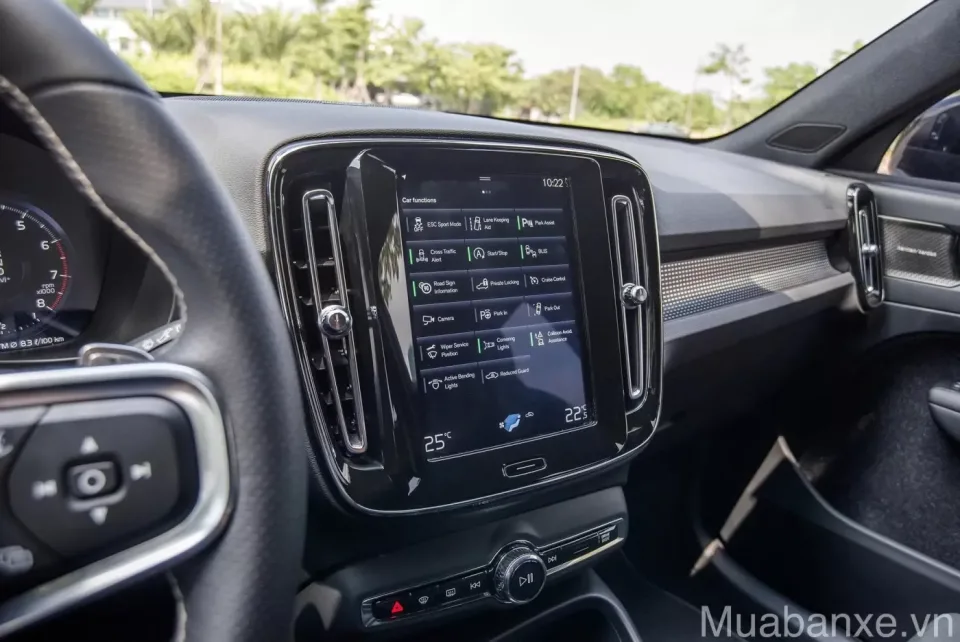 tien nghi tren xe volvo xc40 tinbanxe vn