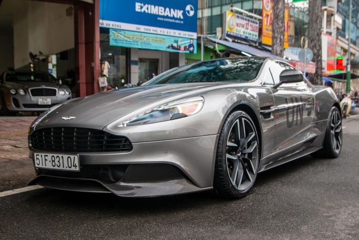 Aston Martin Vanquish màu xám bút chì độc đáo xuất hiện tại TP.HCM