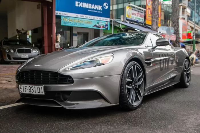 Aston Martin Vanquish màu xám bút chì độc đáo xuất hiện tại...