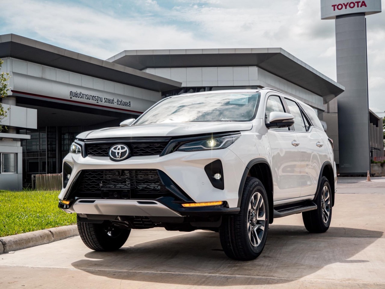 Chi tiết chiếc Toyota Fortuner Leader tại Thái Lan, với nhiều nâng cấp mới