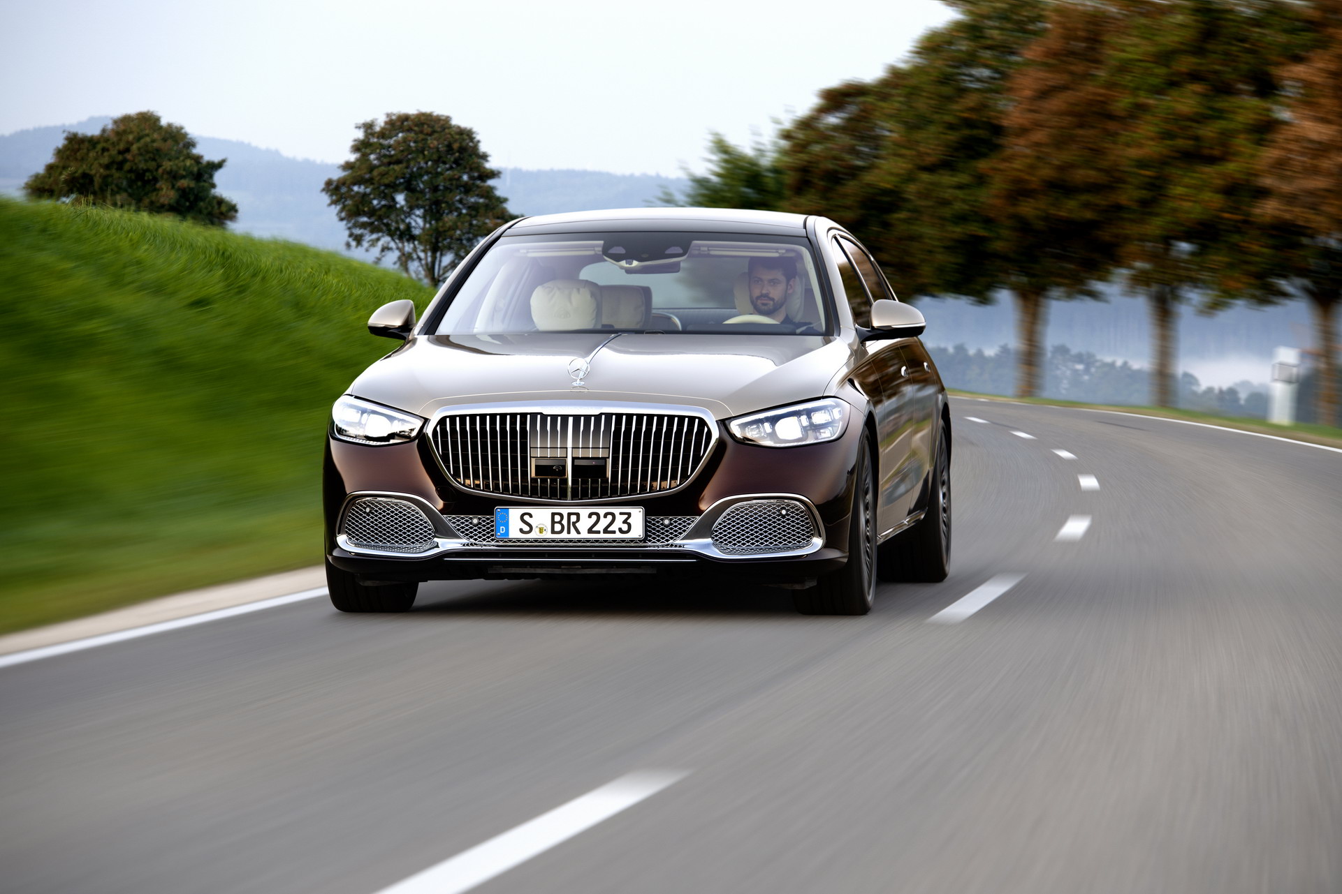 Mercedes- Maybach S-Class thế hệ mới được đánh giá ngang với Bentley Flying Spur
