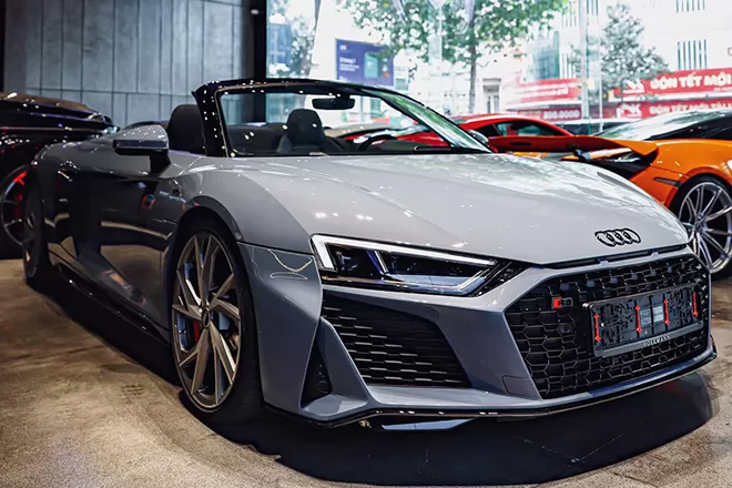 Audi R8 V10 RWD mui trần tại showroom triệu đô ở TP.HCM