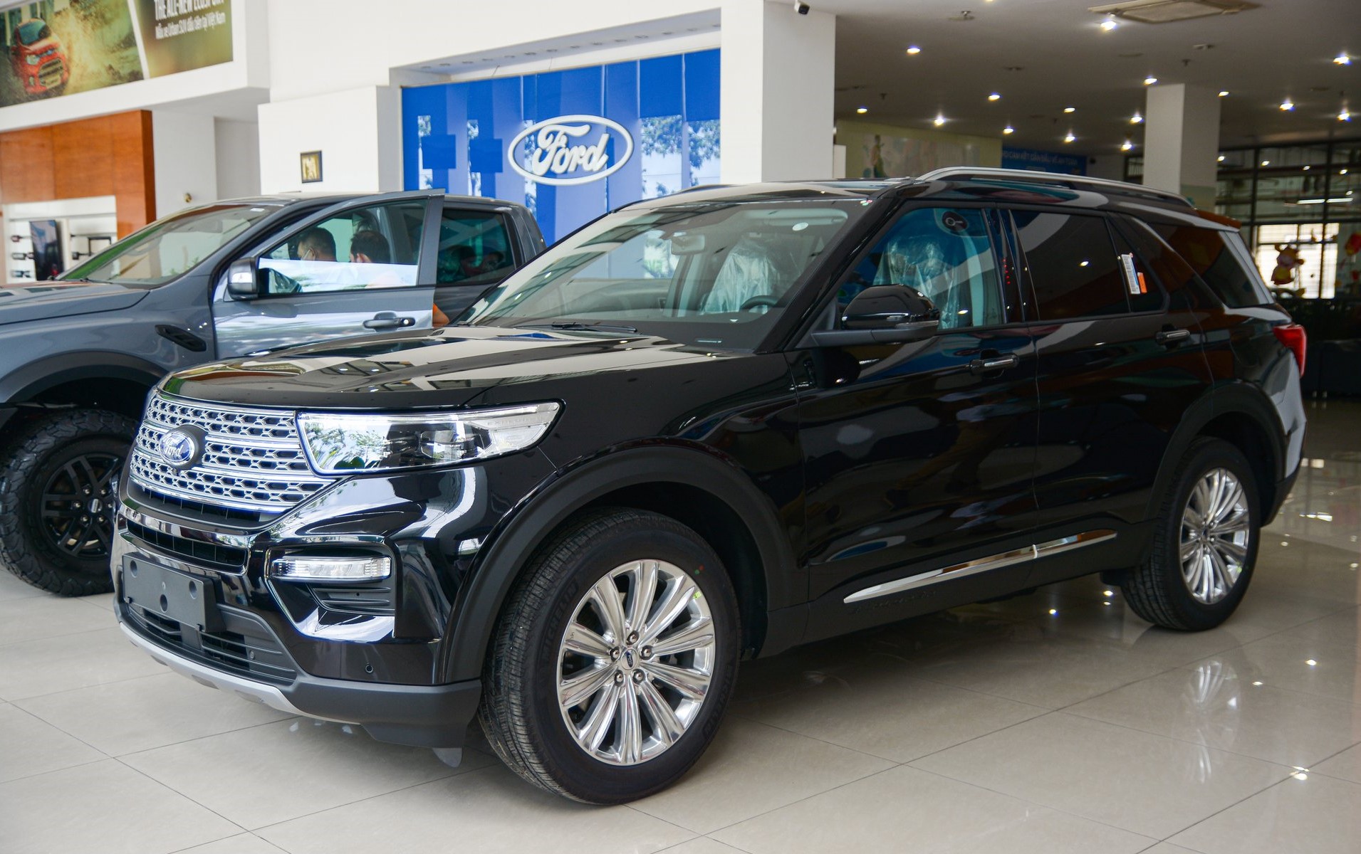 Ford Explorer 2022 về đại lý TP.HCM bị đội giá chênh đến 200 triệu