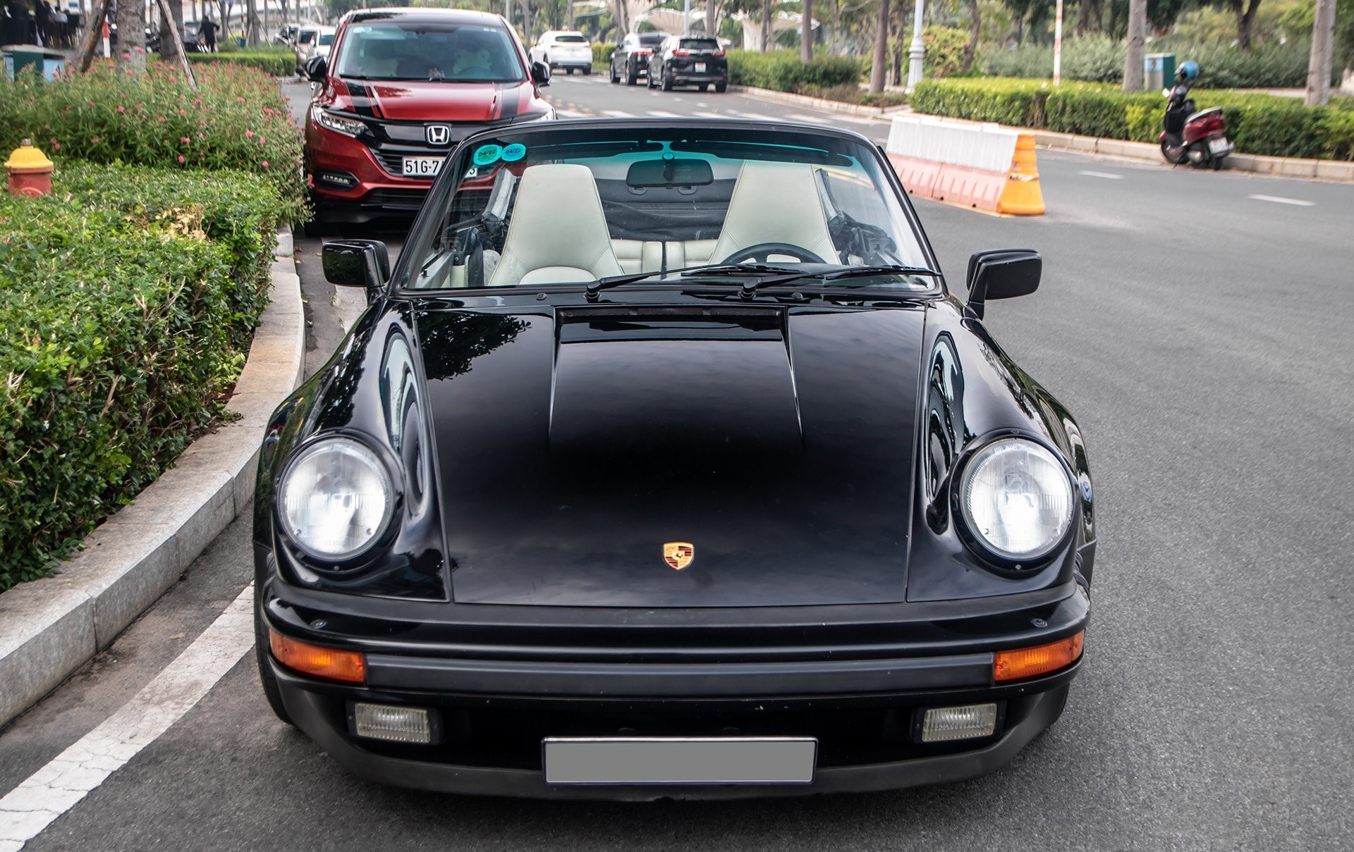 Porsche 930 Turbo Cabriolet xuất hiện trong một khu đô thị tại TP Thủ Đức, TP.HCM