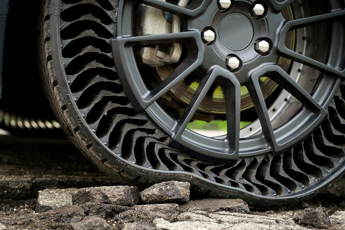 Các hãng sản xuất lốp đẩy mạnh thử nghiệm loại lốp xe ô tô không bao giờ nổ