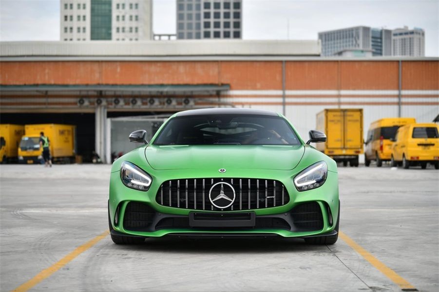 Siêu xe Mercedes-AMG GT R nhập không chính hãng mới về nước, sở hữu bộ áo màu xanh tắc kè