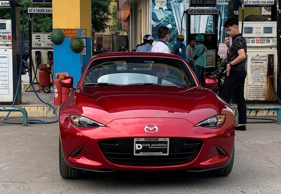 Xe thể thao mui trần Mazda MX-5 RF 2022 đầu tiên có mặt  tại một showroom ở Việt Nam