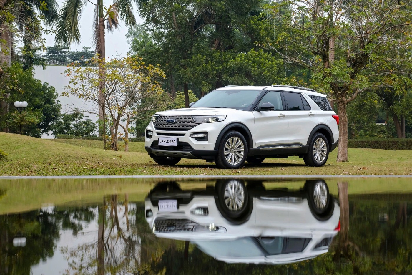 ford explorer suv e pho dien tam nghi cho nang cap