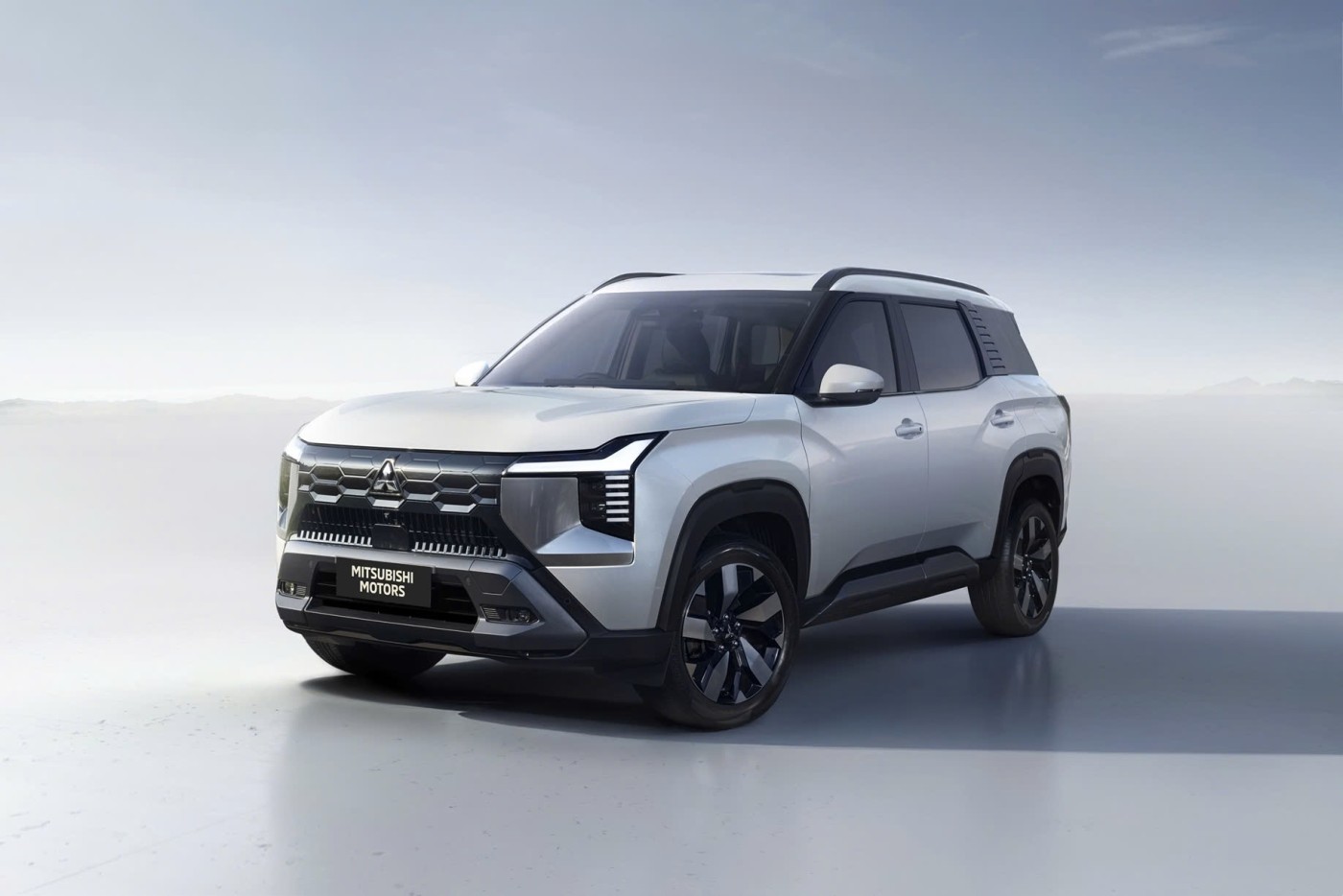 mitsubishi destinator cuv 7 cho thay the outlander