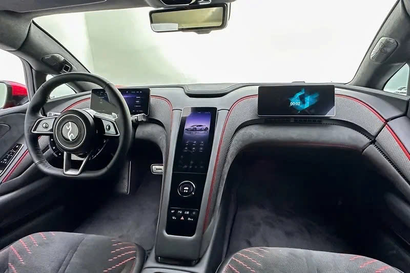 noi that cockpit cao cap voi carbon va alcantara