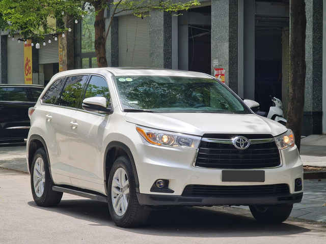 Chiếc Toyota Highlander 2014 nhập Mỹ có giá bán lại hơn 1 tỷ đồng, định giá cao hơn người anh em Corolla Cross