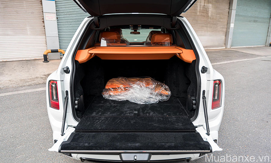 cullinan black badge canh tranh bentley bentayga lamborghini urus tinbanxe vn 1