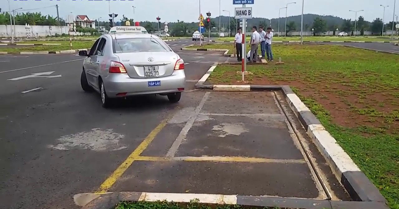 Hướng dẫn bài thi ghép xe dọc vào nơi đỗ (lùi chuồng)