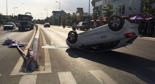 Nguyên nhân khiến xe ô tô dễ bị lật và cách phòng tránh giảm thiểu tai nạn