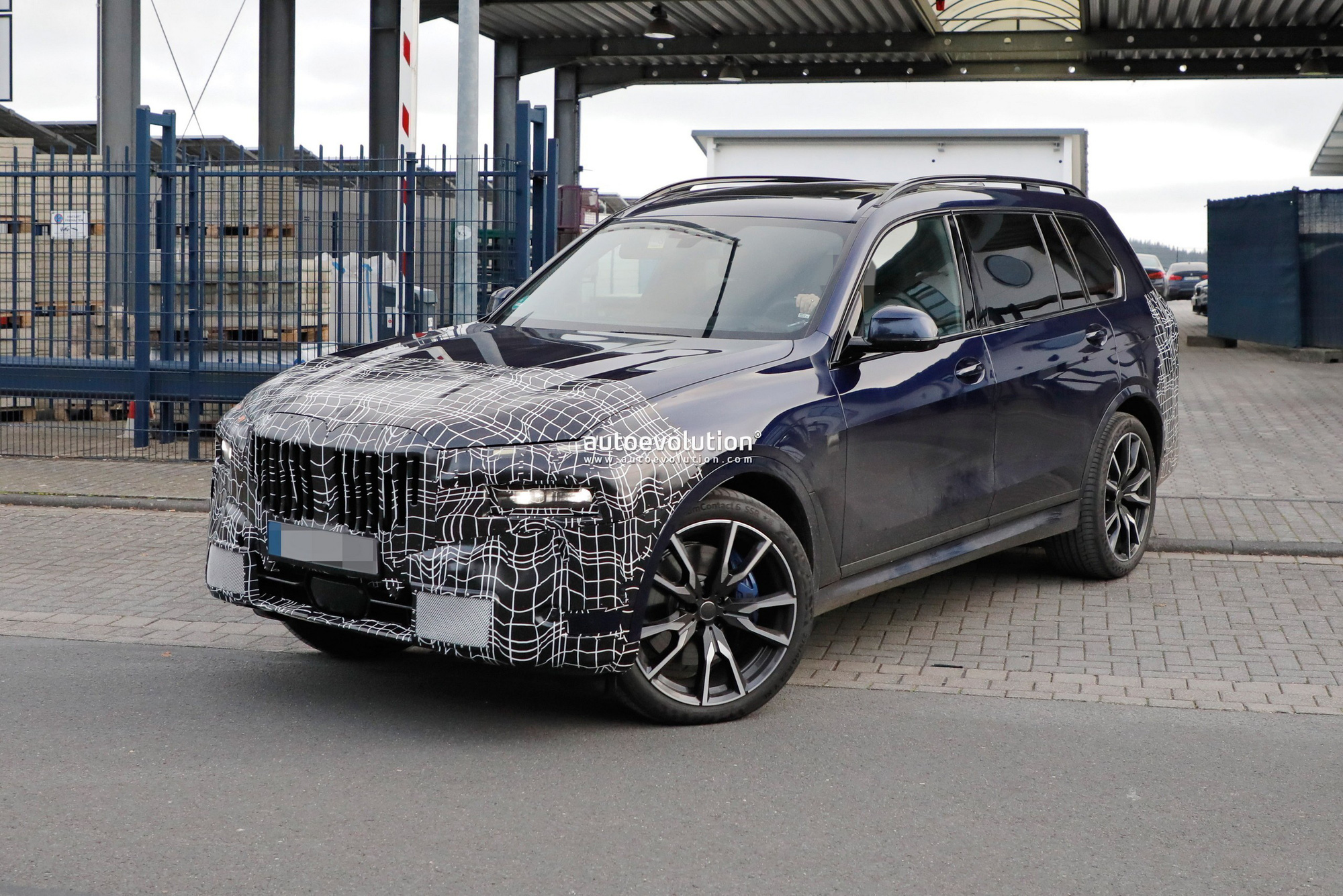 Lộ diện hình ảnh BMW X7 facelift 2022: Trang bị màn hình cong ' khổng lồ'