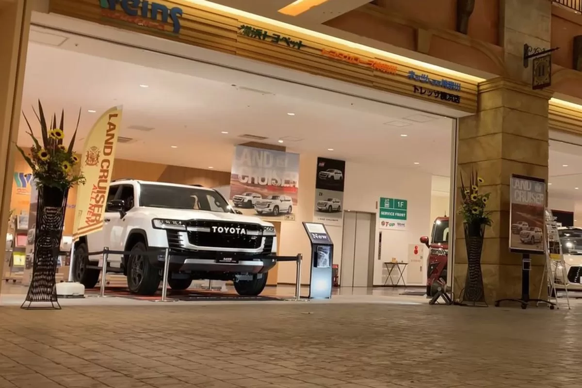 Bóc tem Toyota Land Cruiser GR Sport 2022 vừa về đại lý, tăng 300 triệu đồng có gì?