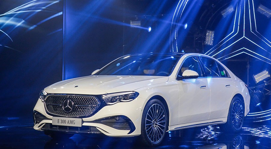 mercedes e class w214 ra mat gia 2 449 ty dong