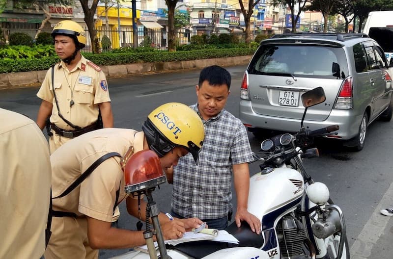 khong mang du giay to xe o to phat bao nhieu tien
