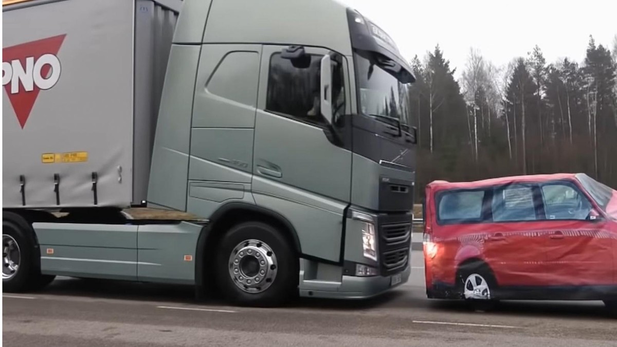 Cận cảnh xe tải Volvo 40 tấn thử nghiệm hệ thống phanh tự động an toàn bậc nhất