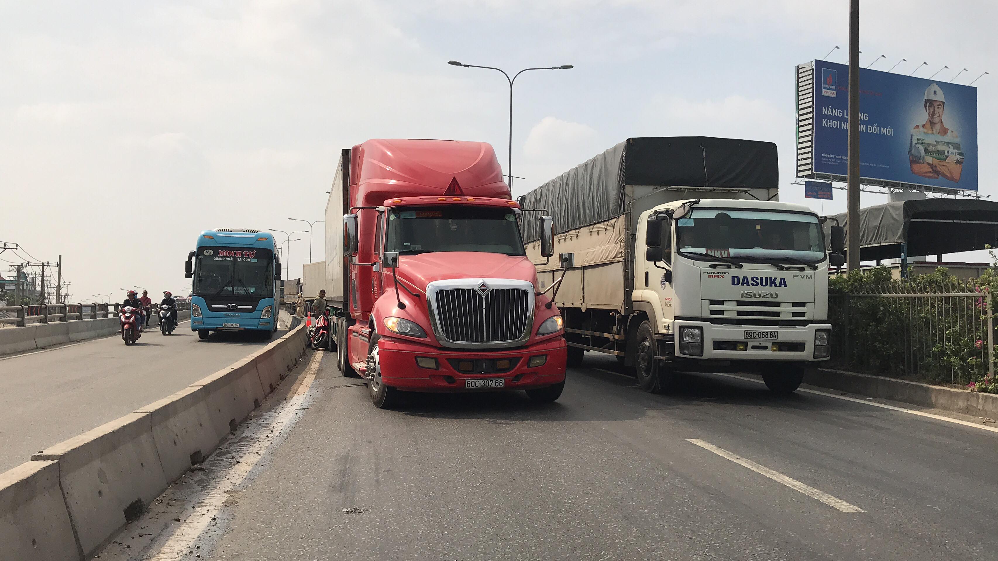Những điều cần biết khi không may chạy vào vùng điểm mù của xe container