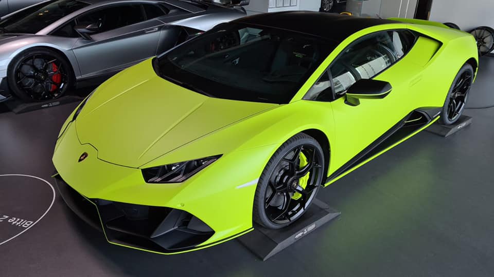 Lamborghini Huracan EVO sắp có mặt tại Việt Nam - Sở hữu màu sơn xanh lá nhám lạ mắt.