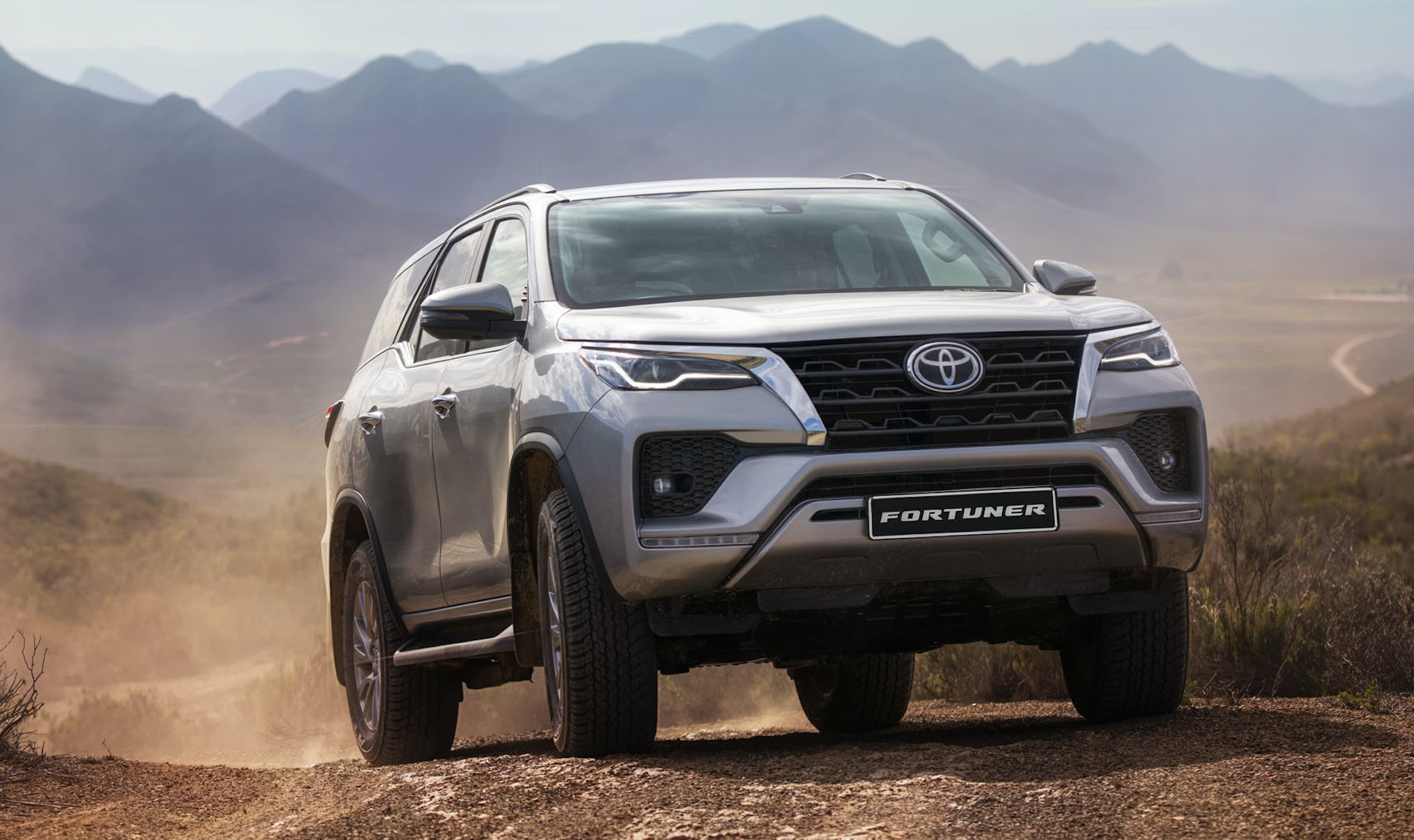 Toyota Fortuner thế hệ mới bổ sung thêm cửa sổ trời - công nghệ hiện đại chưa từng có để lấy lại ngôi vương SUV 7 chỗ