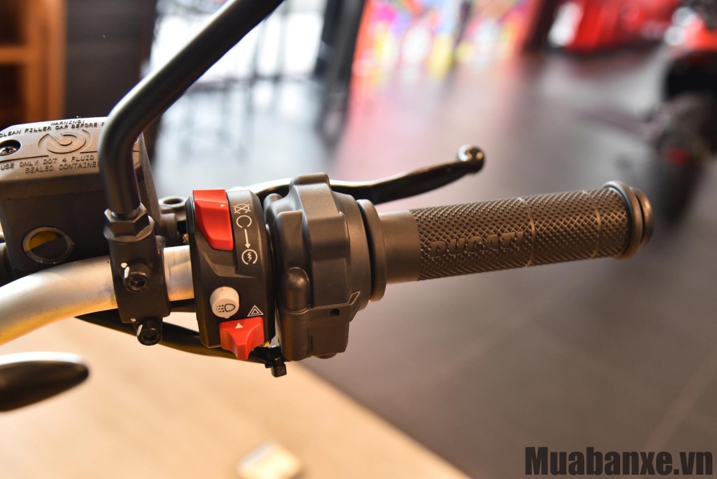 tay lai xe ducati scrambler
