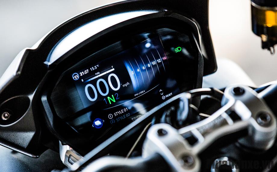 dong ho tren xe triumph street triple